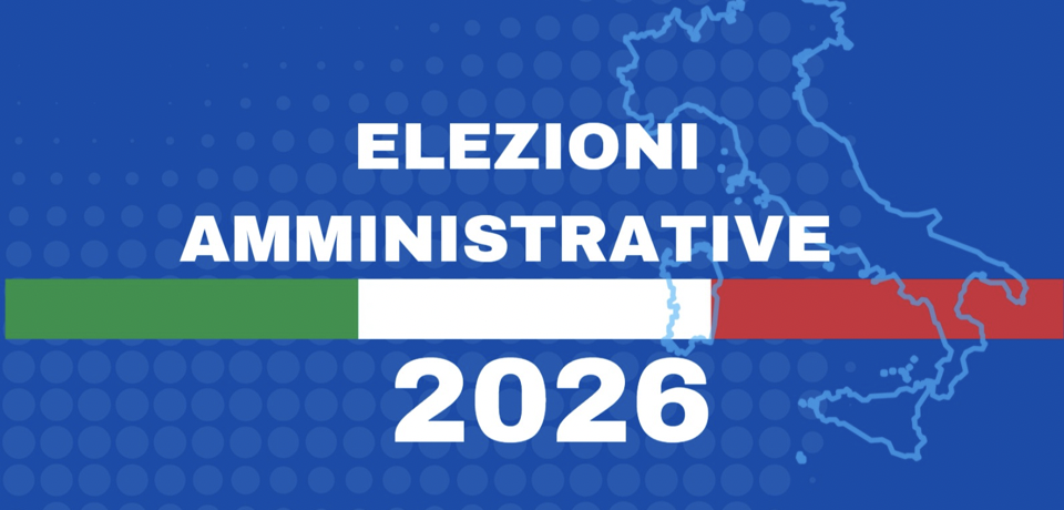 Bandiera tricolore sullo sfondo blu dello stivale e con la scritta al centro Elezioni Amministrative 2026