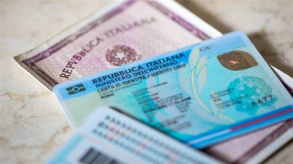 vecchia carta di identità cartacea coperta dalla nuova carta di identità elettronica